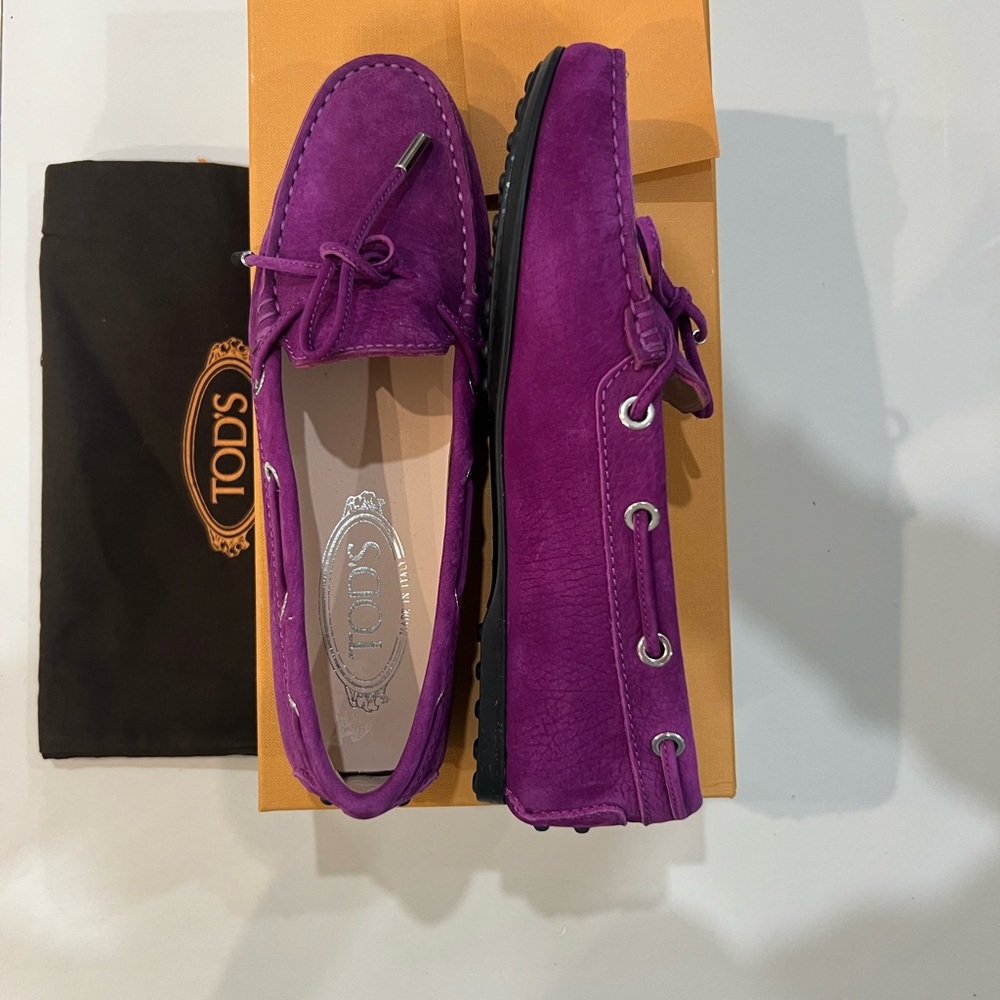 Beautiful women’s Tod’s loafers in size 35 purple suede.